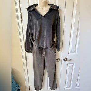 🆕 Barefoot Dreams Charcoal Velour Jogger Set 🩶